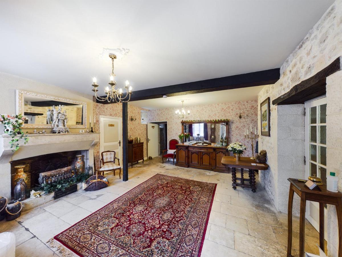 Chateau De Sauge Homestay Saivres