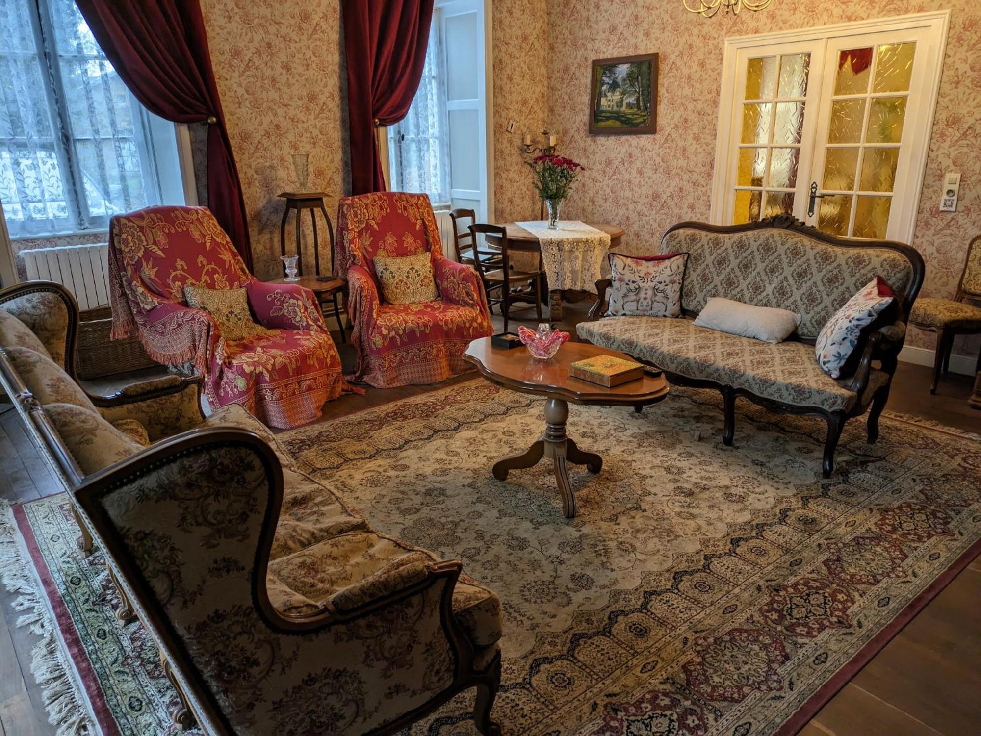 Chateau De Sauge Homestay Saivres